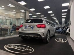 MERCEDES-BENZ GLA 200D 4 MATIC pieno